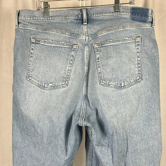 Abercrombie &amp; Fitch The Dad High Rise Distressed Curve Love Jeans.