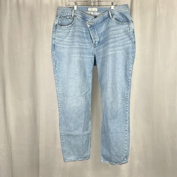 Abercrombie &amp; Fitch The Dad High Rise Distressed Curve Love Jeans.