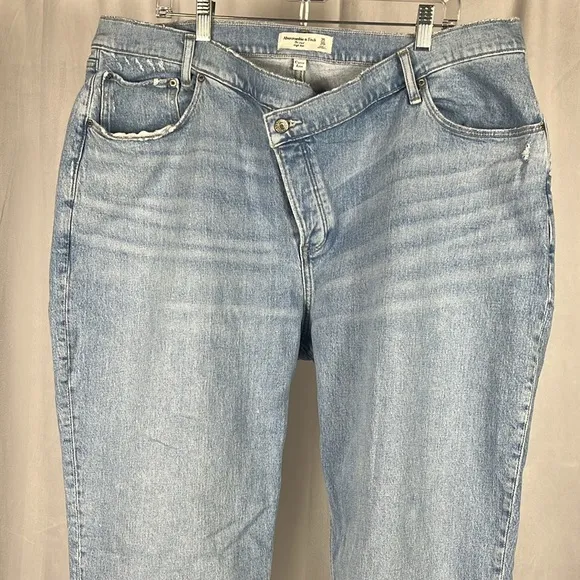 Abercrombie &amp; Fitch The Dad High Rise Distressed Curve Love Jeans.