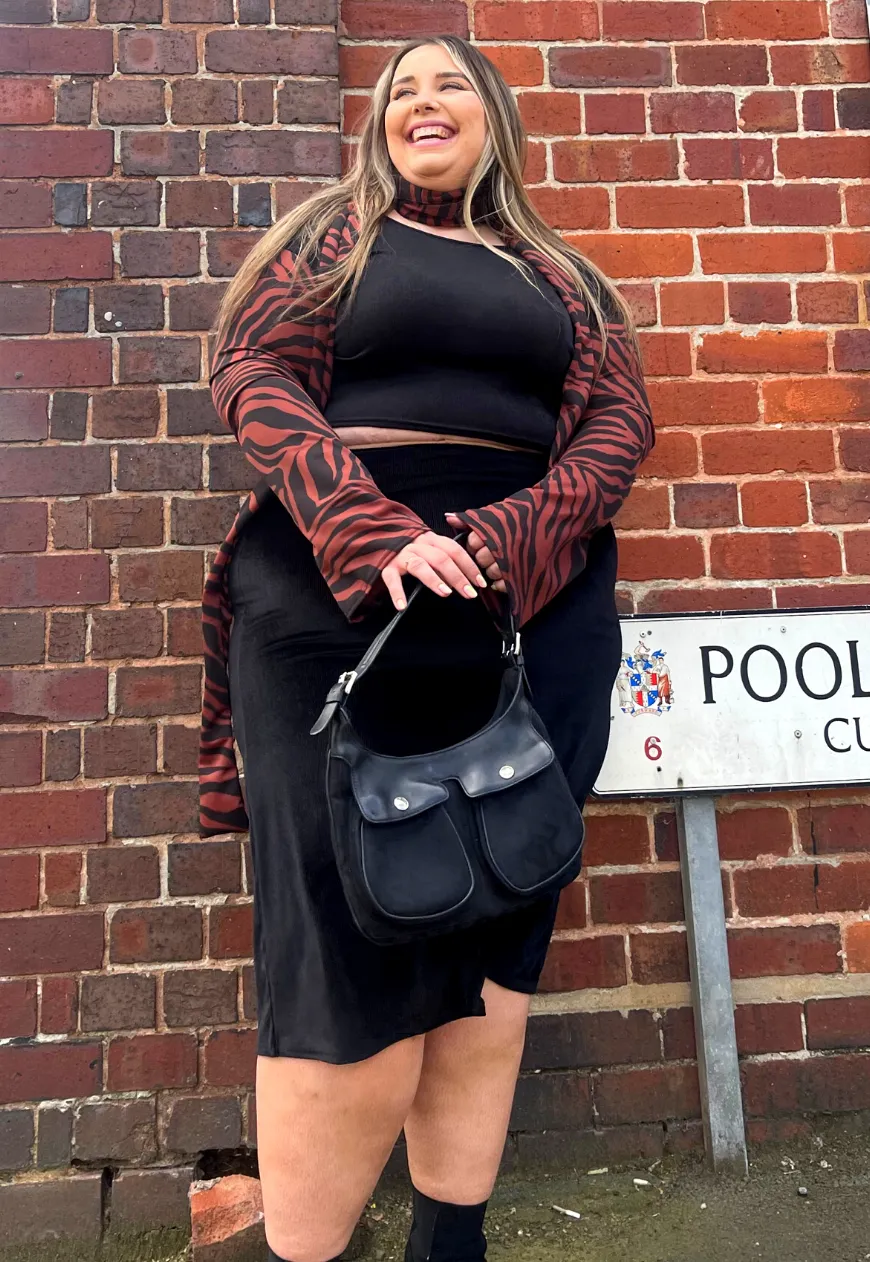 BLACK TIGER PRINT FLARE CROPPED TOP