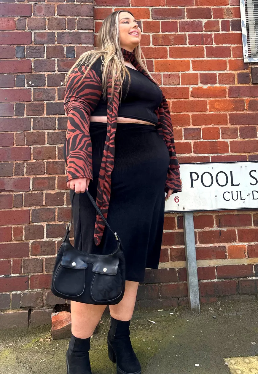 BLACK TIGER PRINT FLARE CROPPED TOP