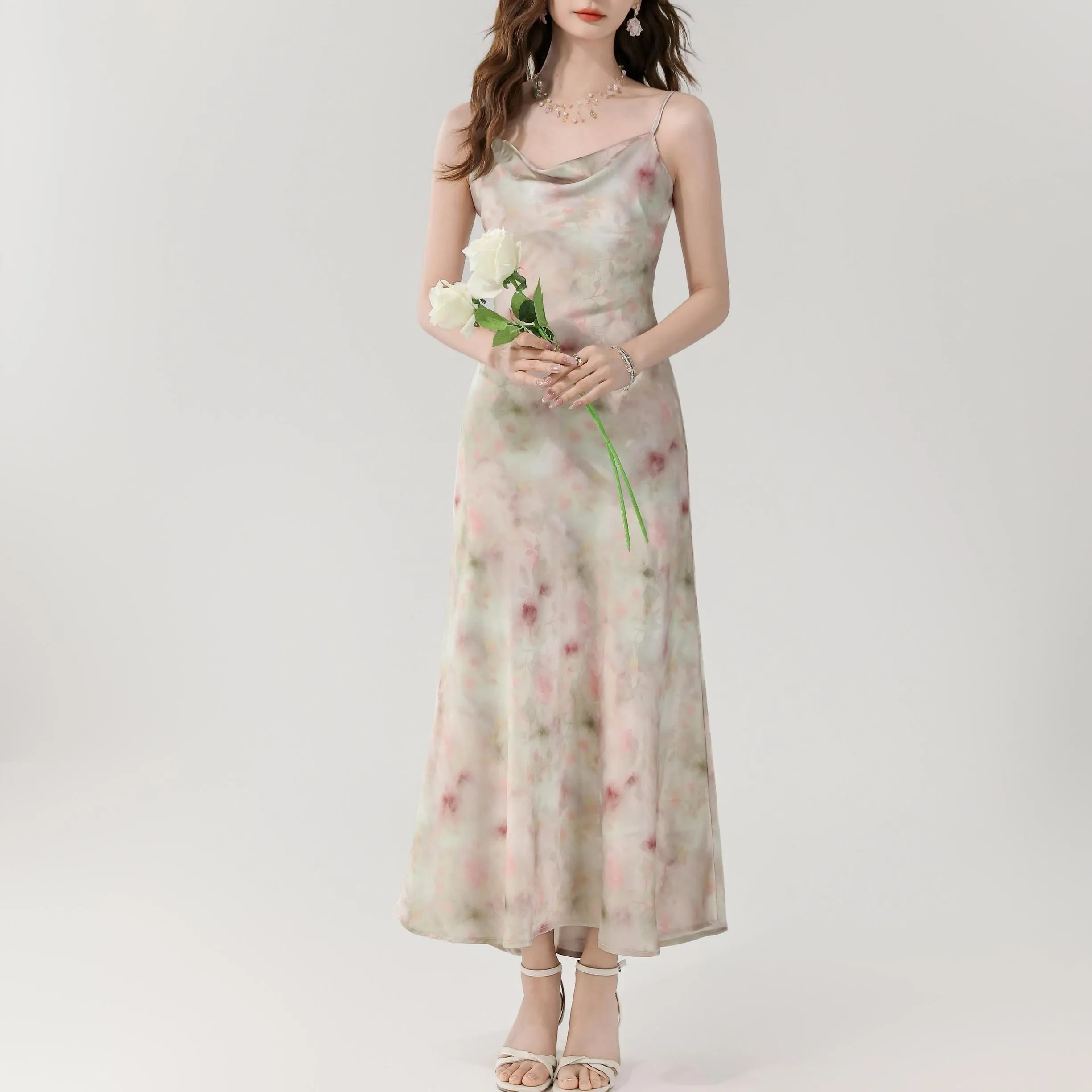 Chic and Flattering Maxi Dress in Satin with a Waist-Cinching Design
