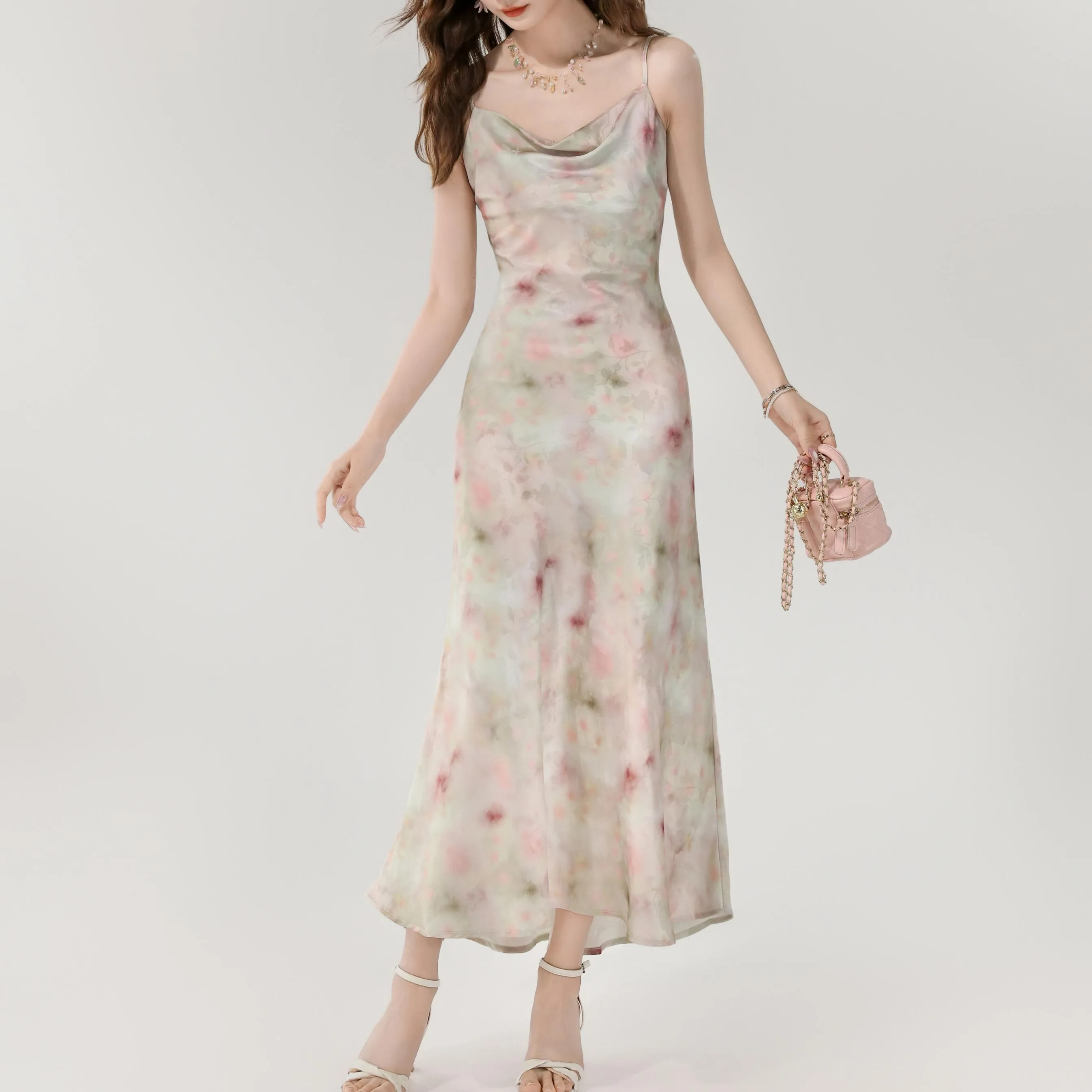 Chic and Flattering Maxi Dress in Satin with a Waist-Cinching Design