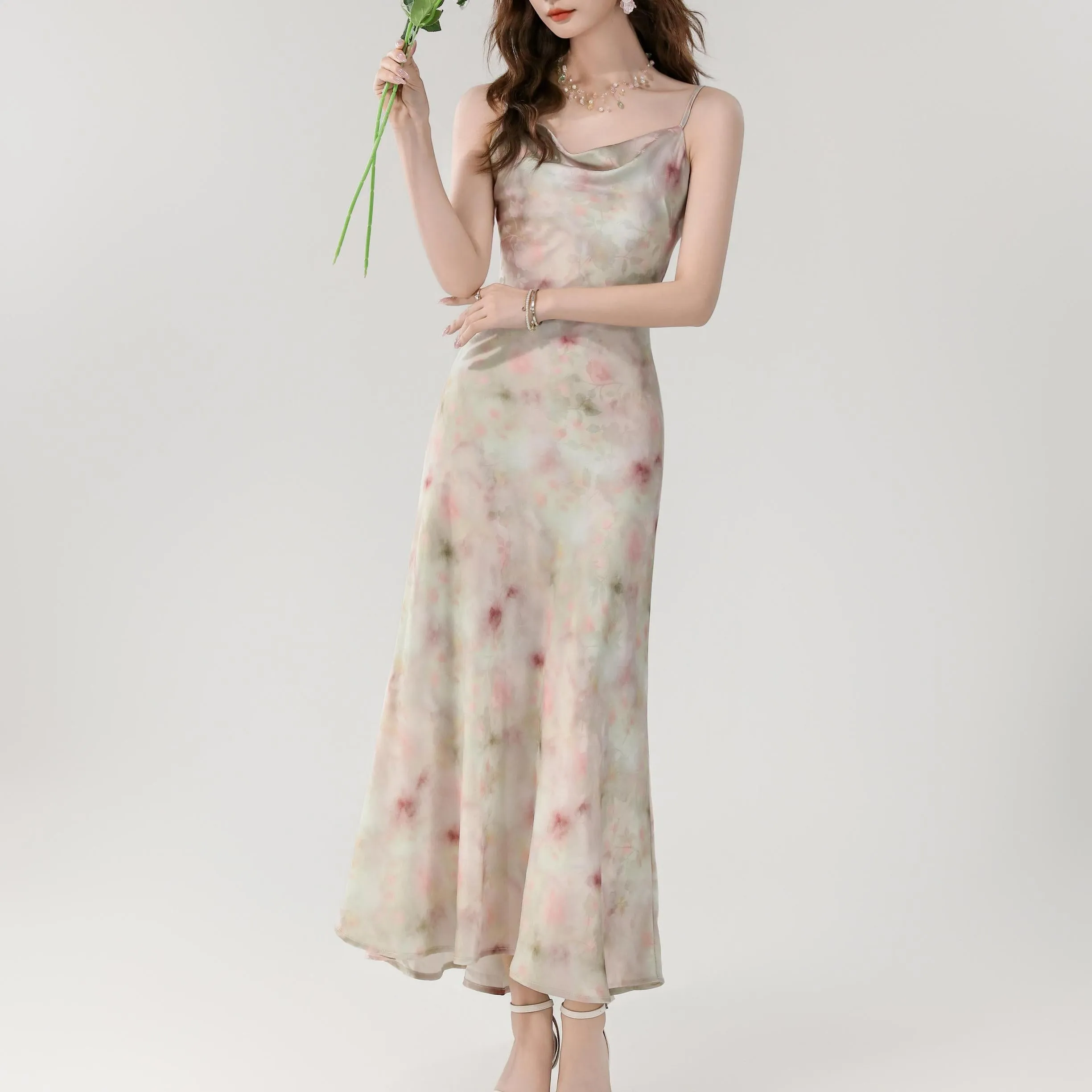Chic and Flattering Maxi Dress in Satin with a Waist-Cinching Design