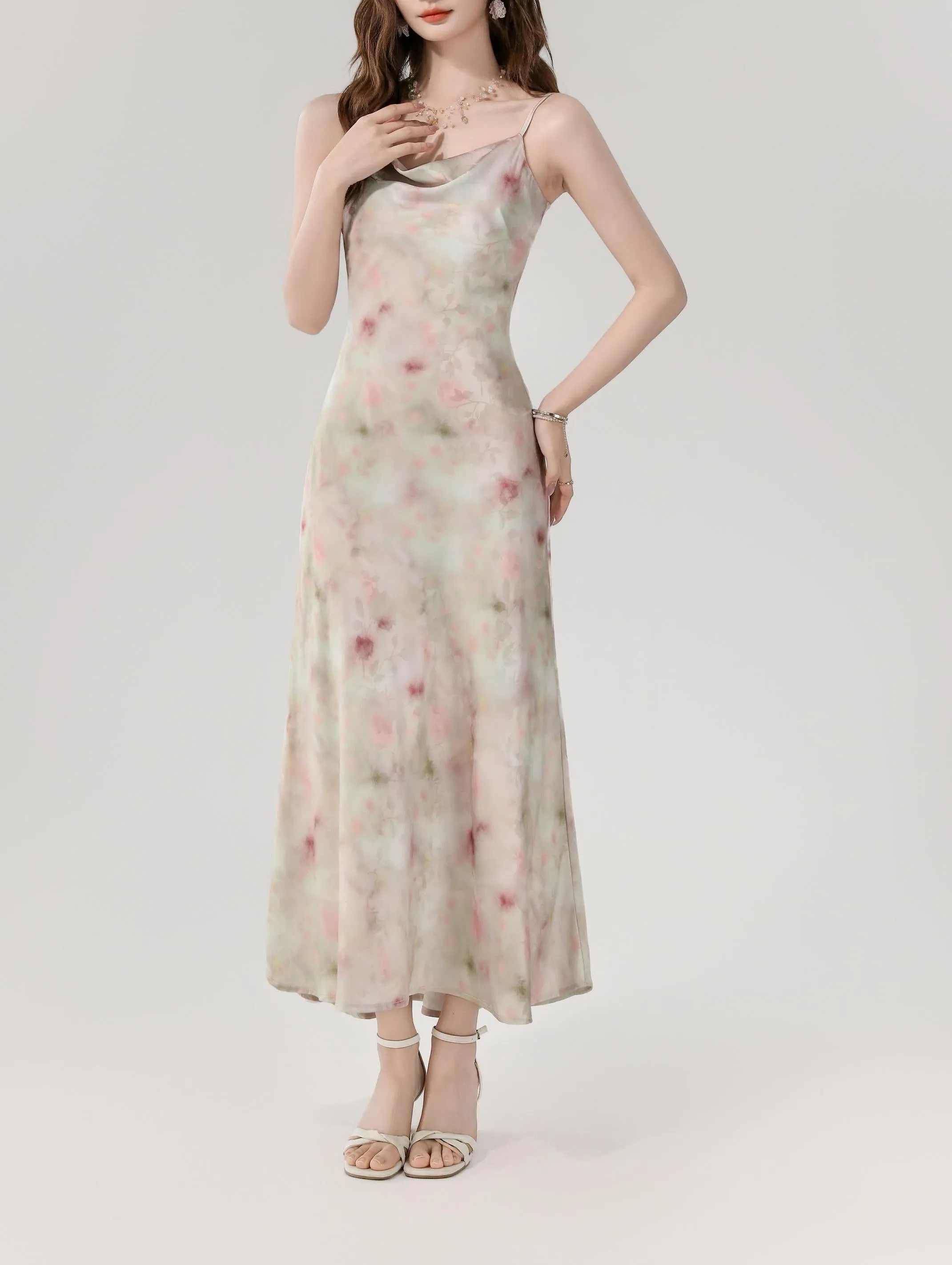 Chic and Flattering Maxi Dress in Satin with a Waist-Cinching Design
