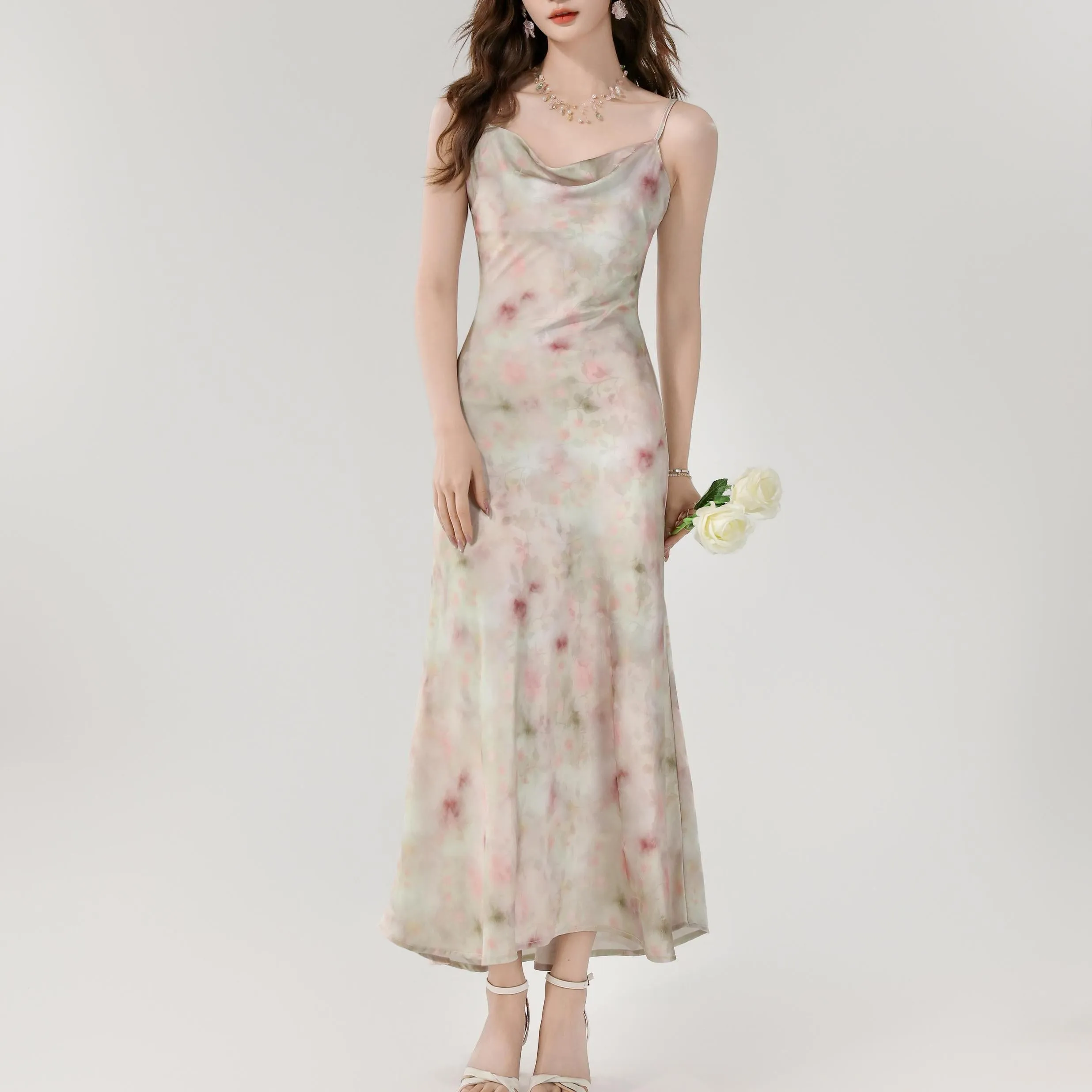 Chic and Flattering Maxi Dress in Satin with a Waist-Cinching Design