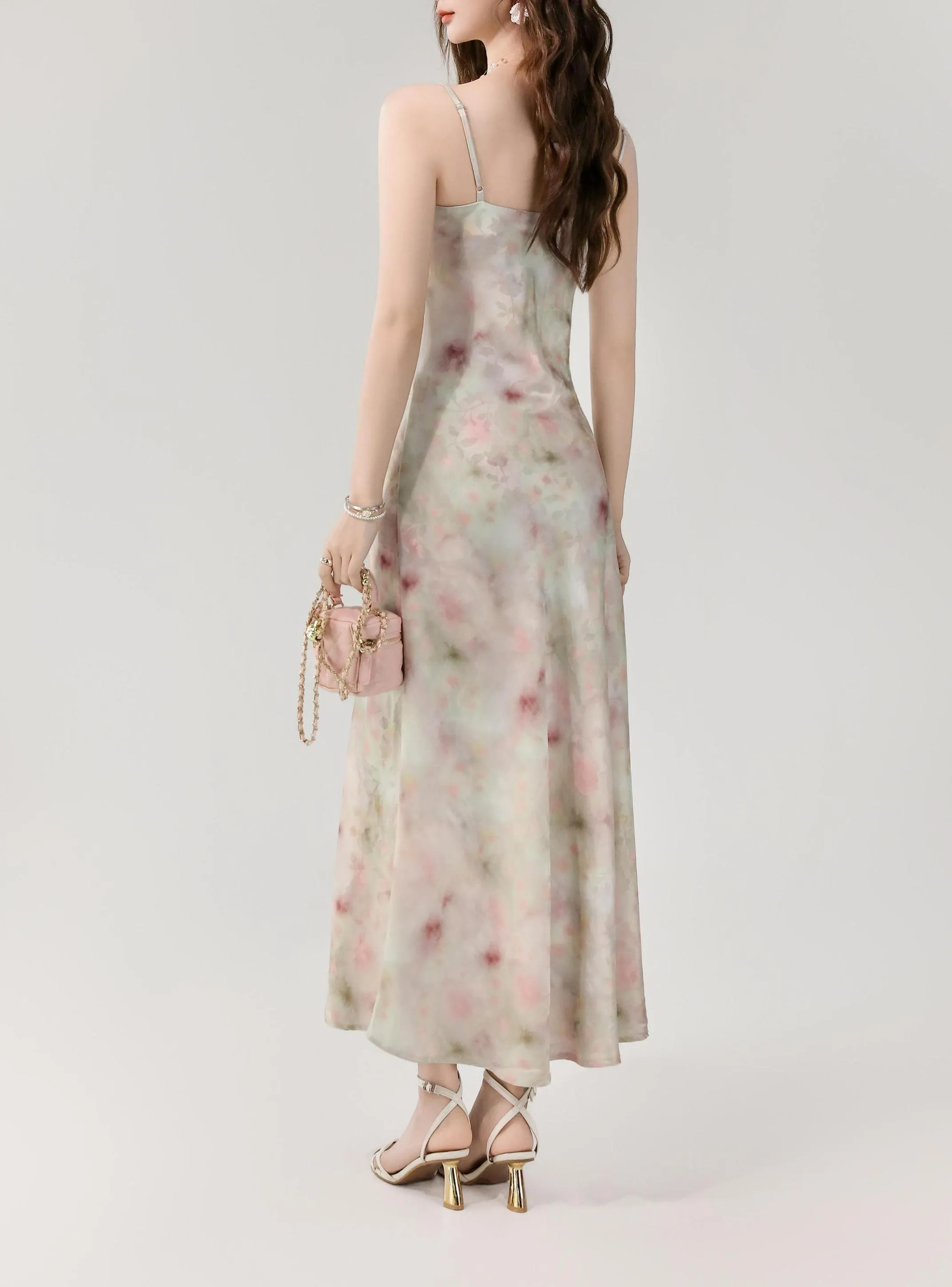 Chic and Flattering Maxi Dress in Satin with a Waist-Cinching Design
