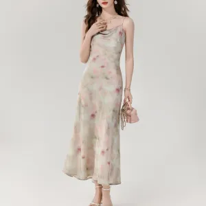 Chic and Flattering Maxi Dress in Satin with a Waist-Cinching Design