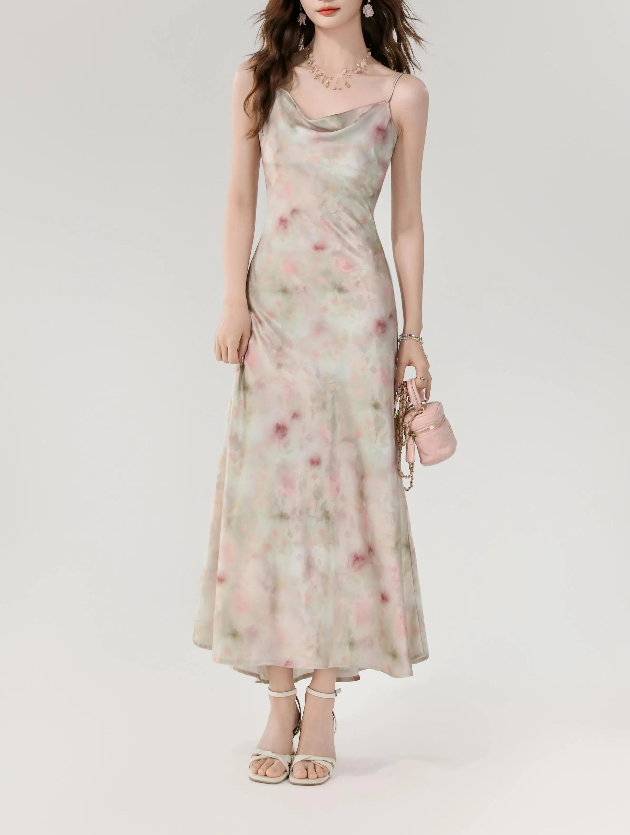 Chic and Flattering Maxi Dress in Satin with a Waist-Cinching Design