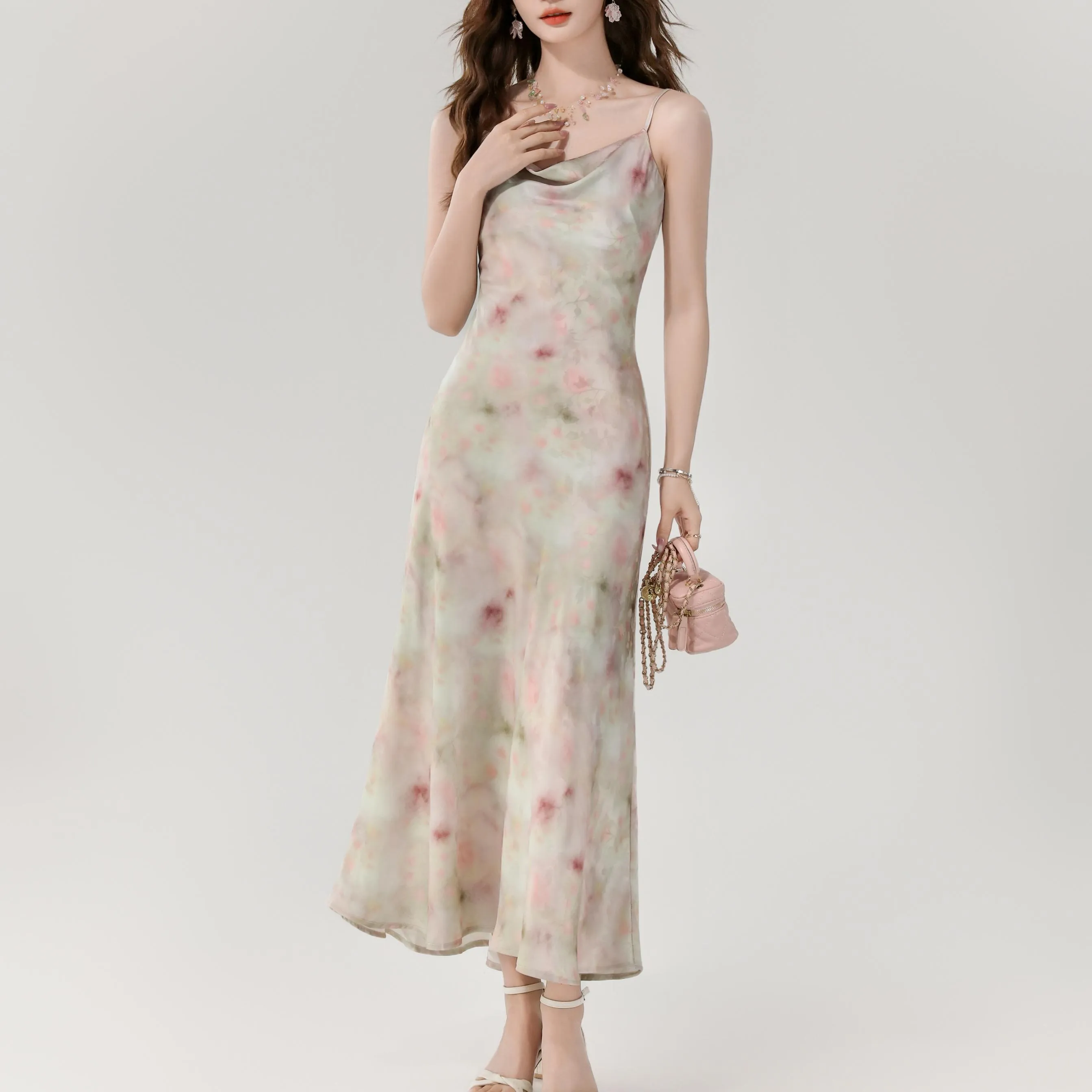 Chic and Flattering Maxi Dress in Satin with a Waist-Cinching Design