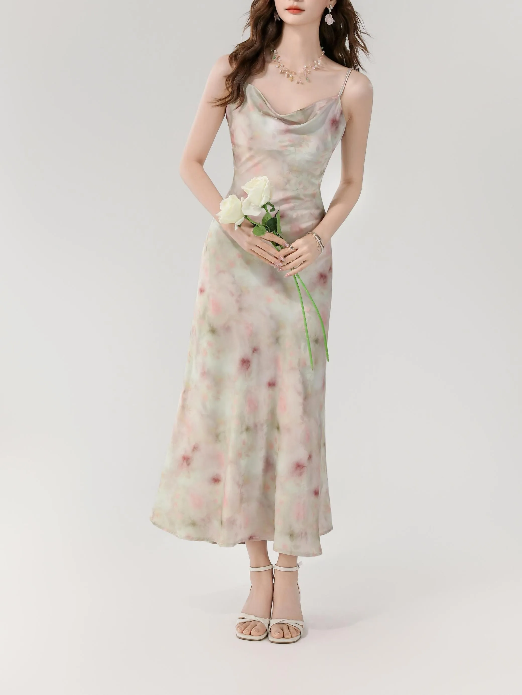 Chic and Flattering Maxi Dress in Satin with a Waist-Cinching Design