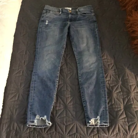 FRAME le skinny de Jeanne chew hem jeans