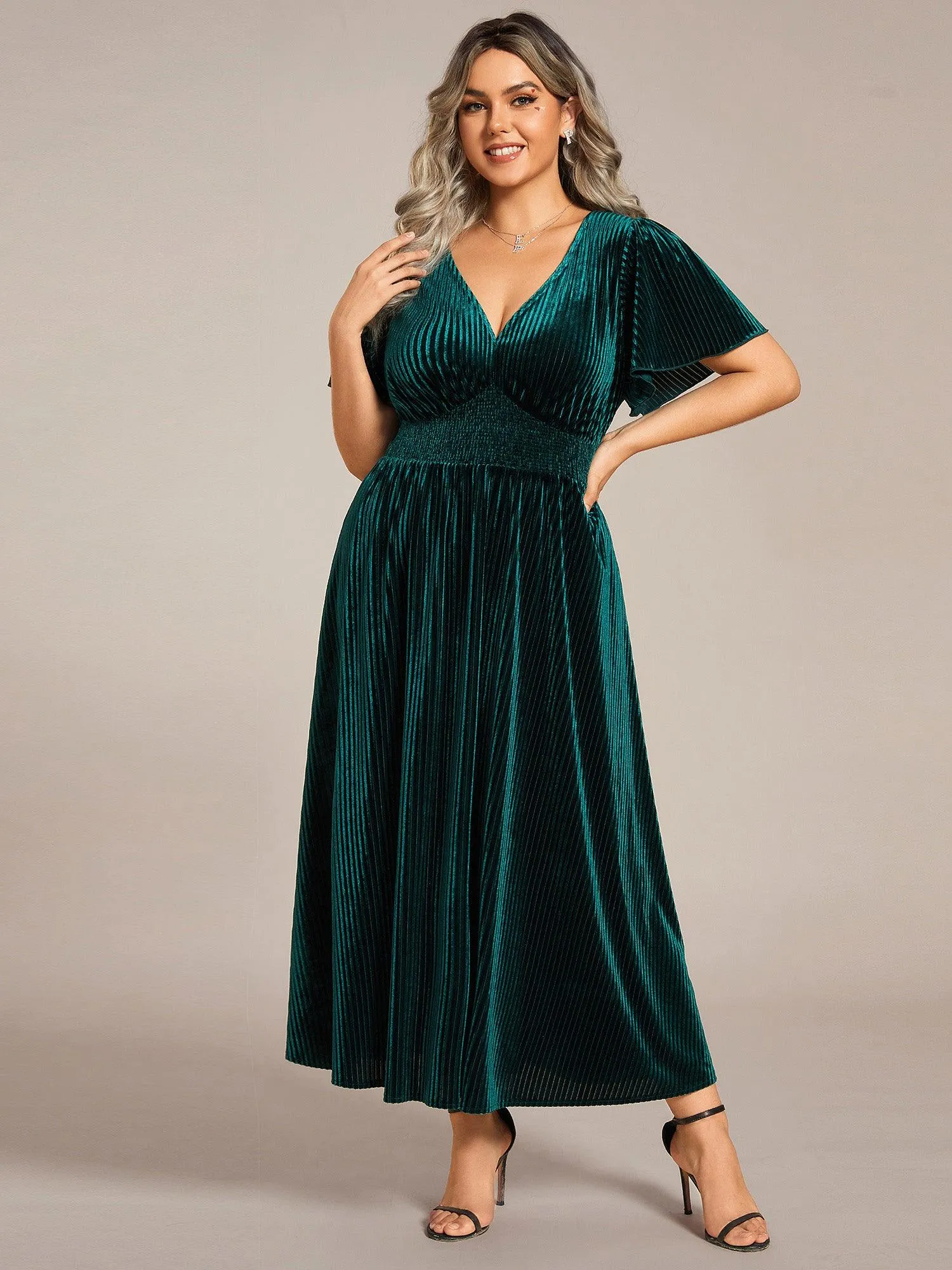 Grande taille Robe d'invité de mariage mi-longue en velours d'automne à manches courtes et col en V gracieux