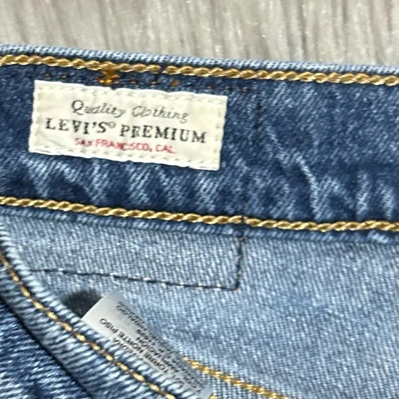 🌟HOST PICK🌟LEVI'S PREMIUM  DARK WASH 70S HIGH RISE STRETCH FLARE JEANS Sz29