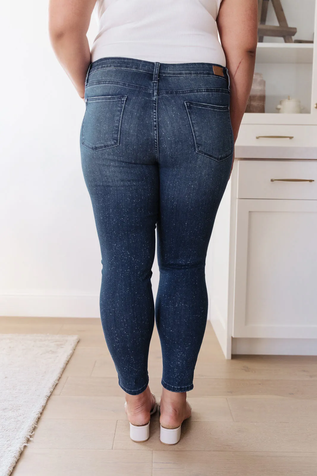 JUDY BLUE Mid-Rise Relaxed Fit Mineral Wash Jeans