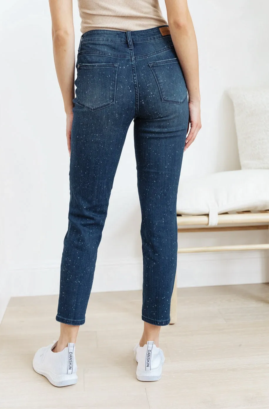 JUDY BLUE Mid-Rise Relaxed Fit Mineral Wash Jeans