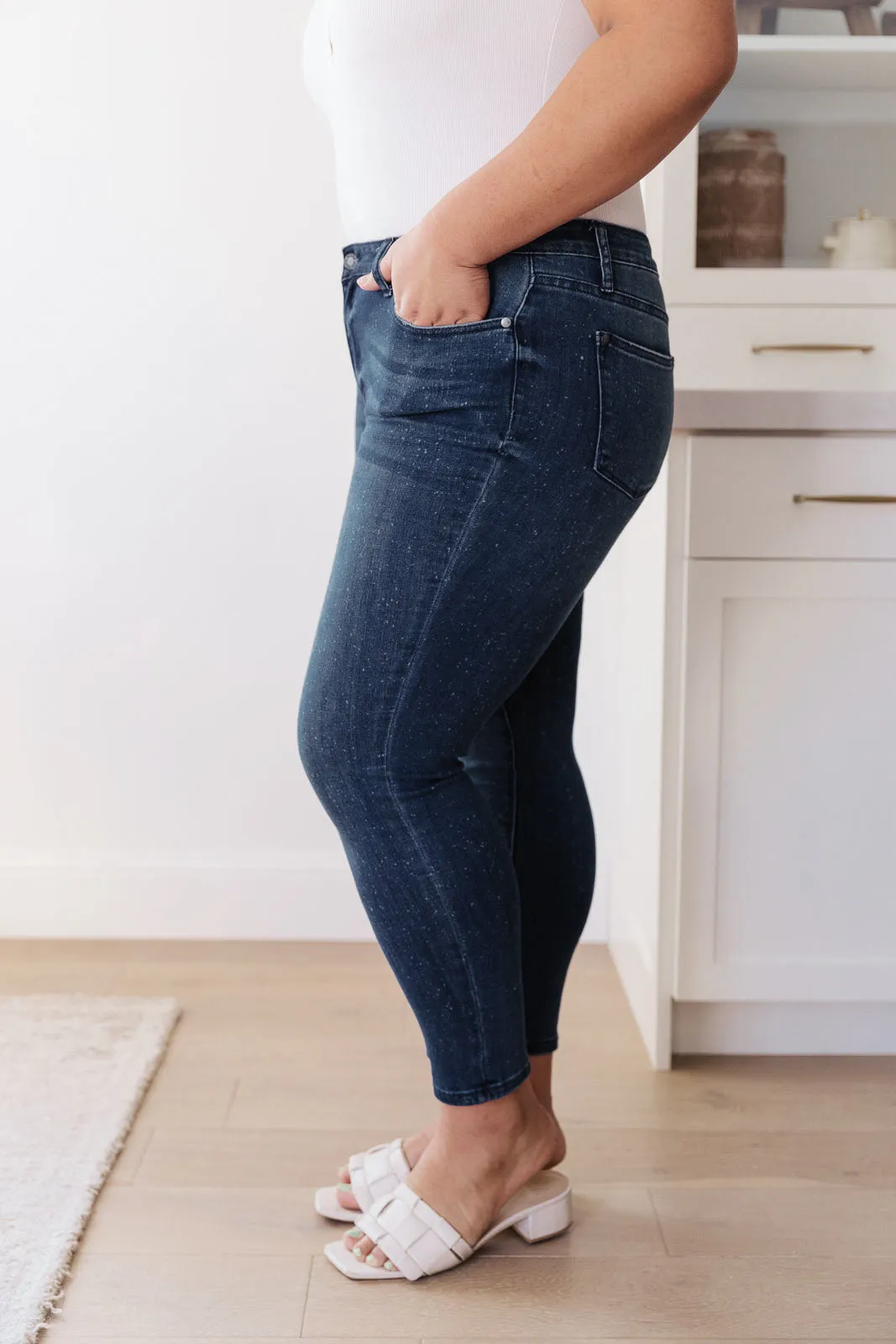 JUDY BLUE Mid-Rise Relaxed Fit Mineral Wash Jeans