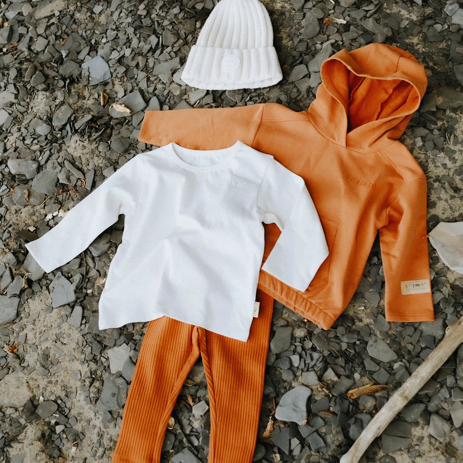 Legging caramel en tricot côtelé irrégulier, bébé || Caramel legging in irregular rib knit, baby