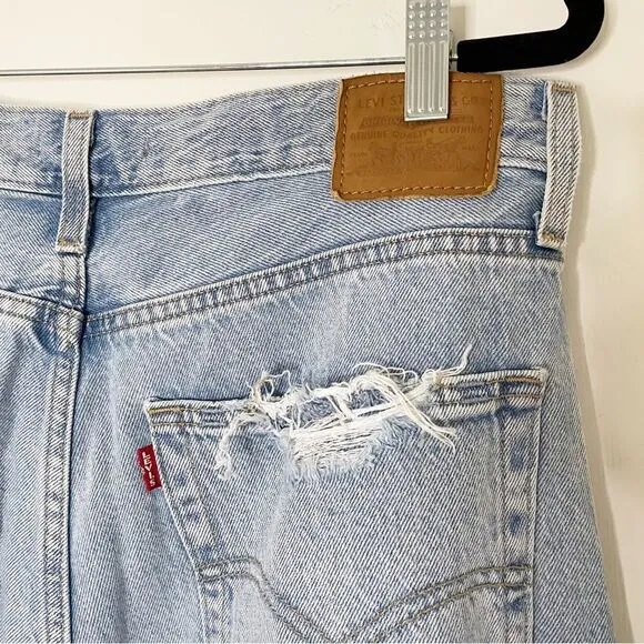 Levis women Baggy Dad Jeans Bin Day 29x30 vtg 90s light wash distressed hole