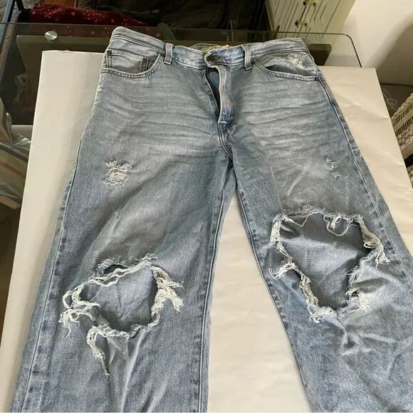 Levis women Baggy Dad Jeans Bin Day 29x30 vtg 90s light wash distressed hole