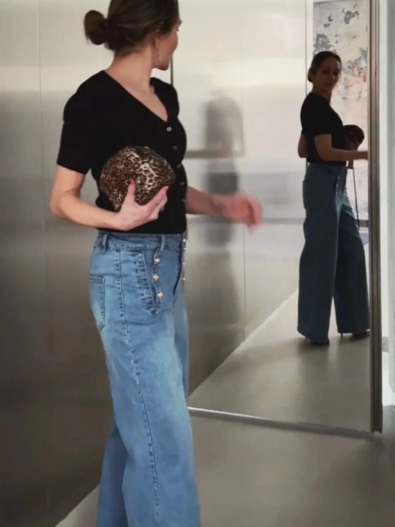 Loose straight jeans with gold buttons