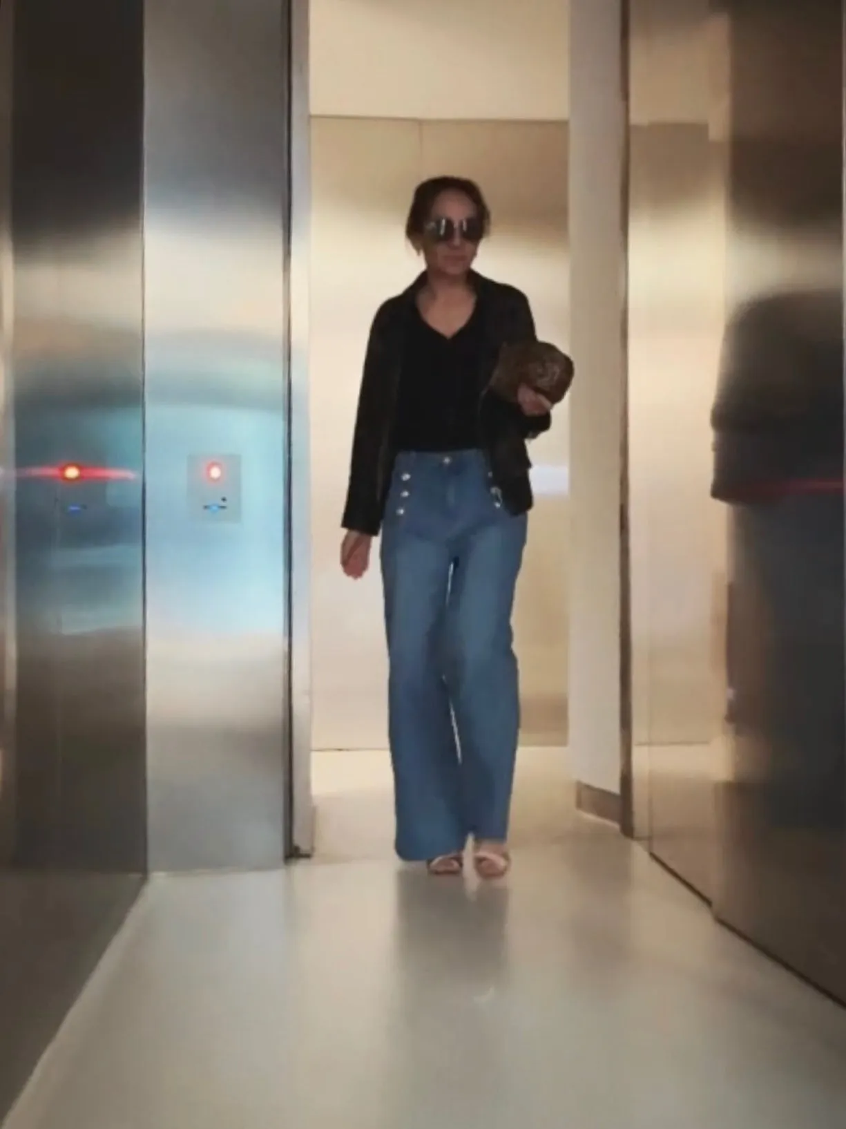 Loose straight jeans with gold buttons