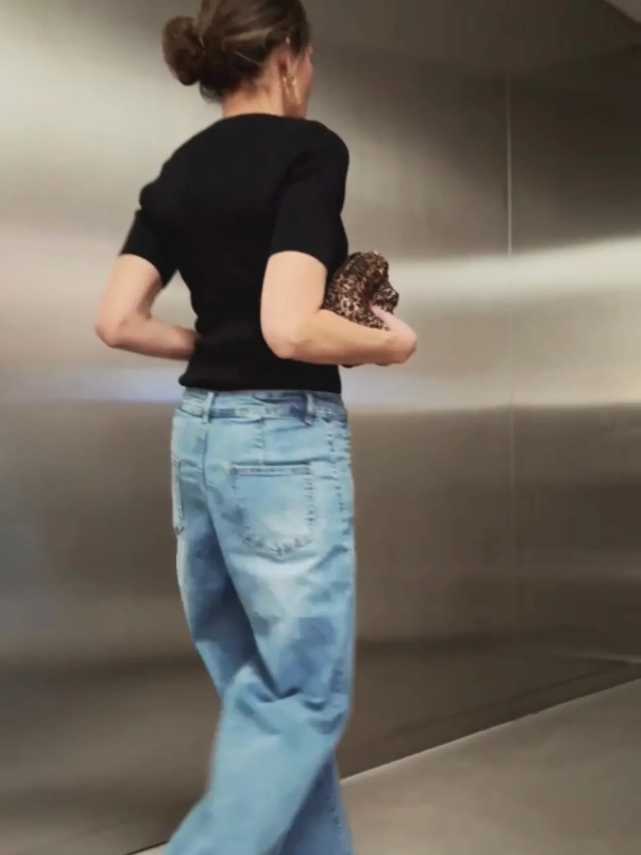 Loose straight jeans with gold buttons