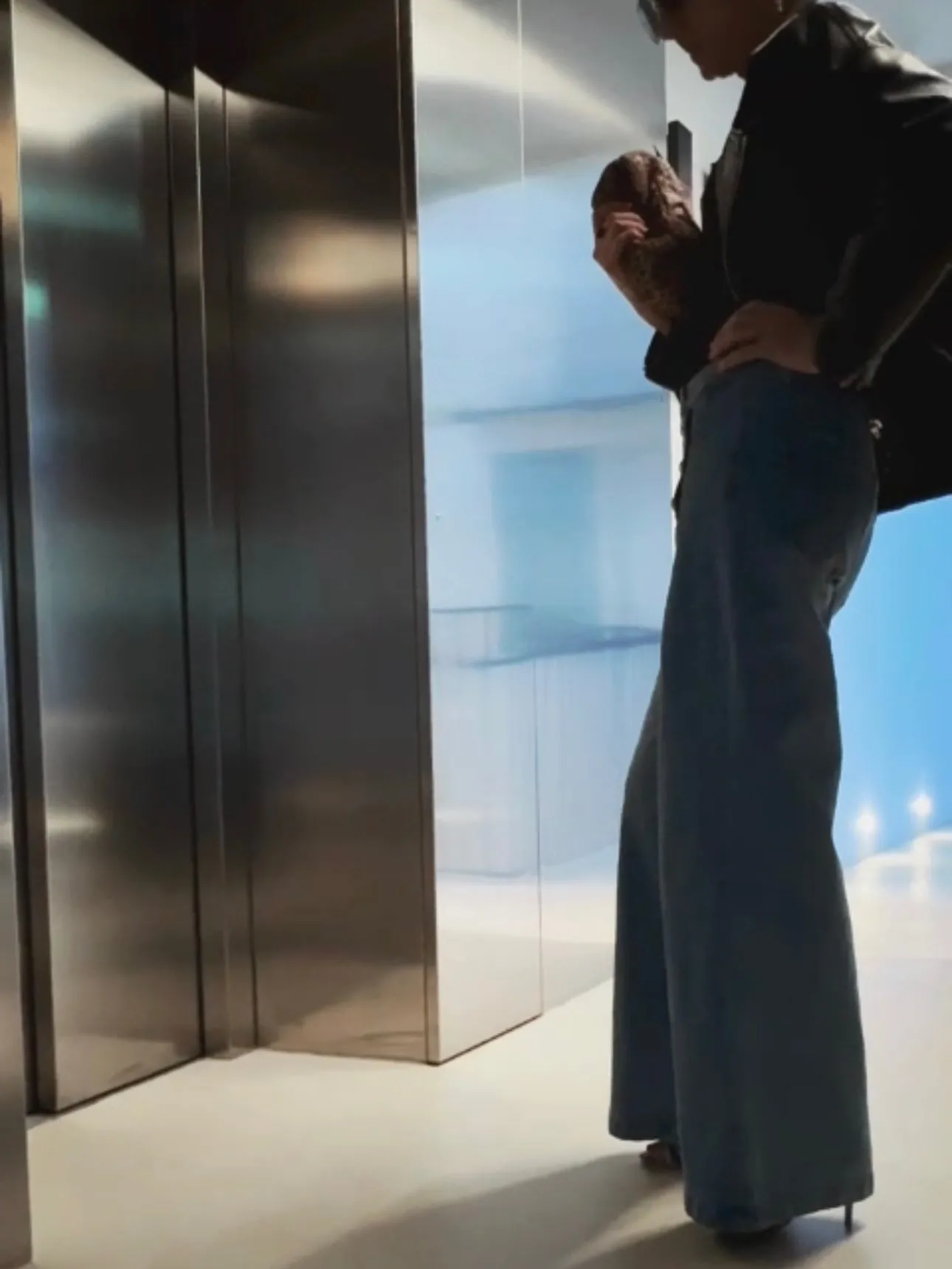 Loose straight jeans with gold buttons