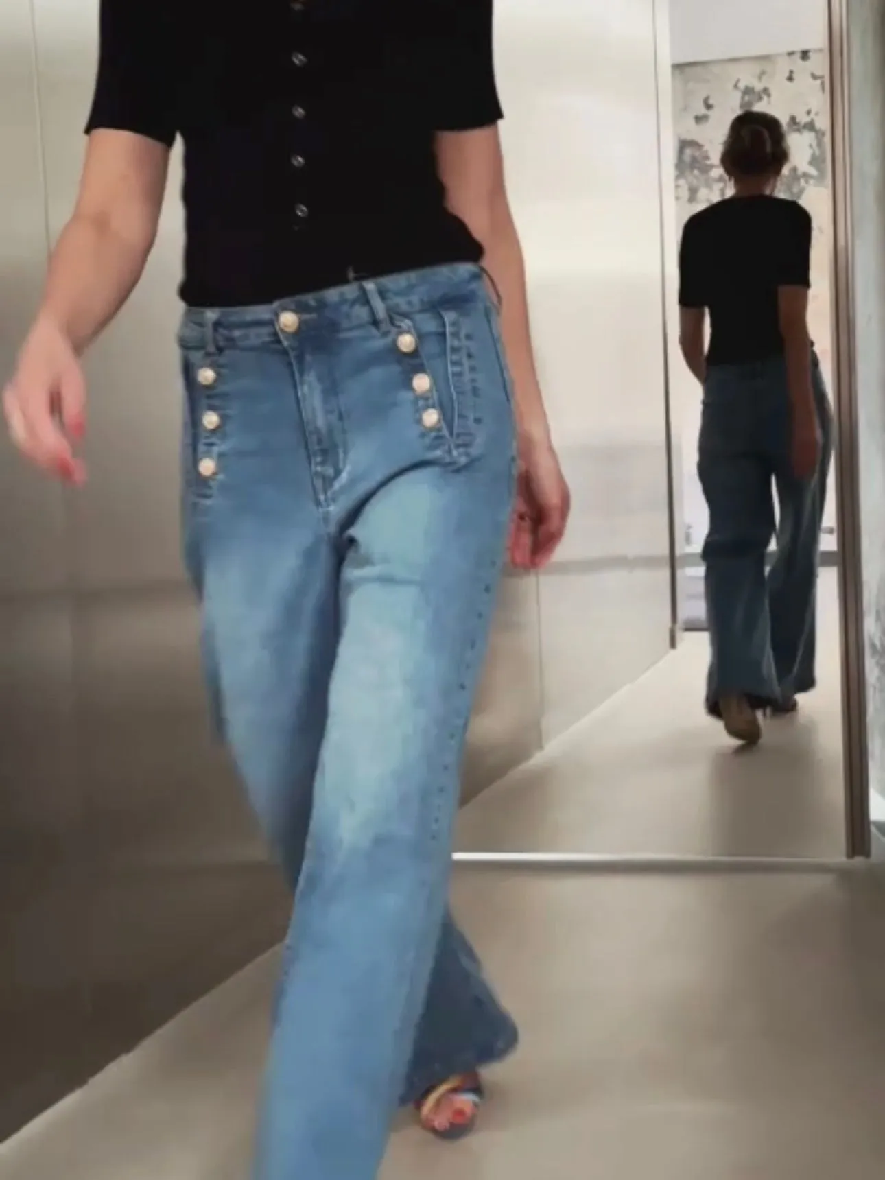 Loose straight jeans with gold buttons