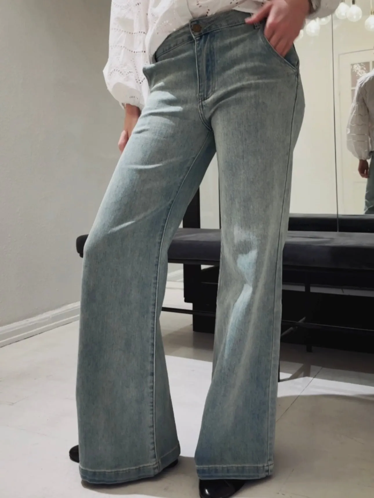LOOSE STRAIGHT LEG JEANS WITH VINTAGE WASH - LIGHT BLUE