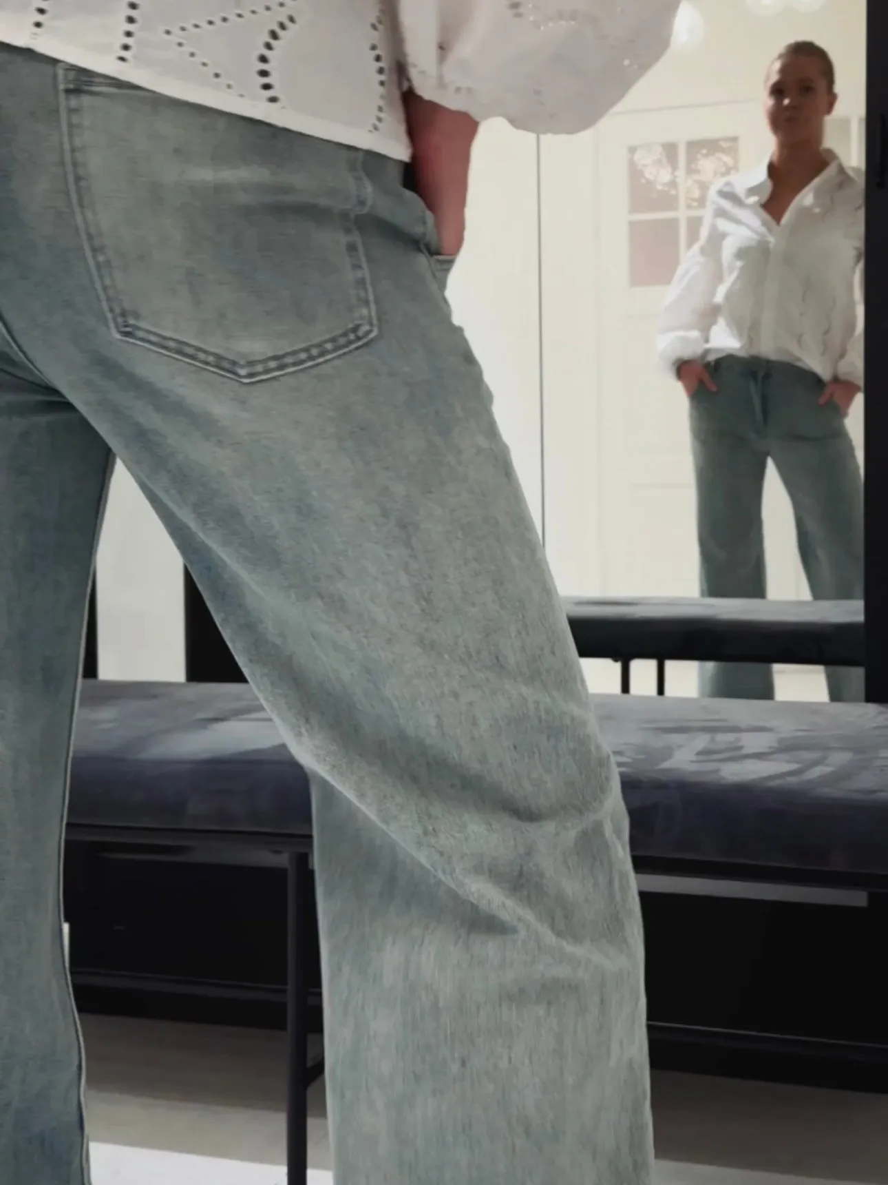 LOOSE STRAIGHT LEG JEANS WITH VINTAGE WASH - LIGHT BLUE