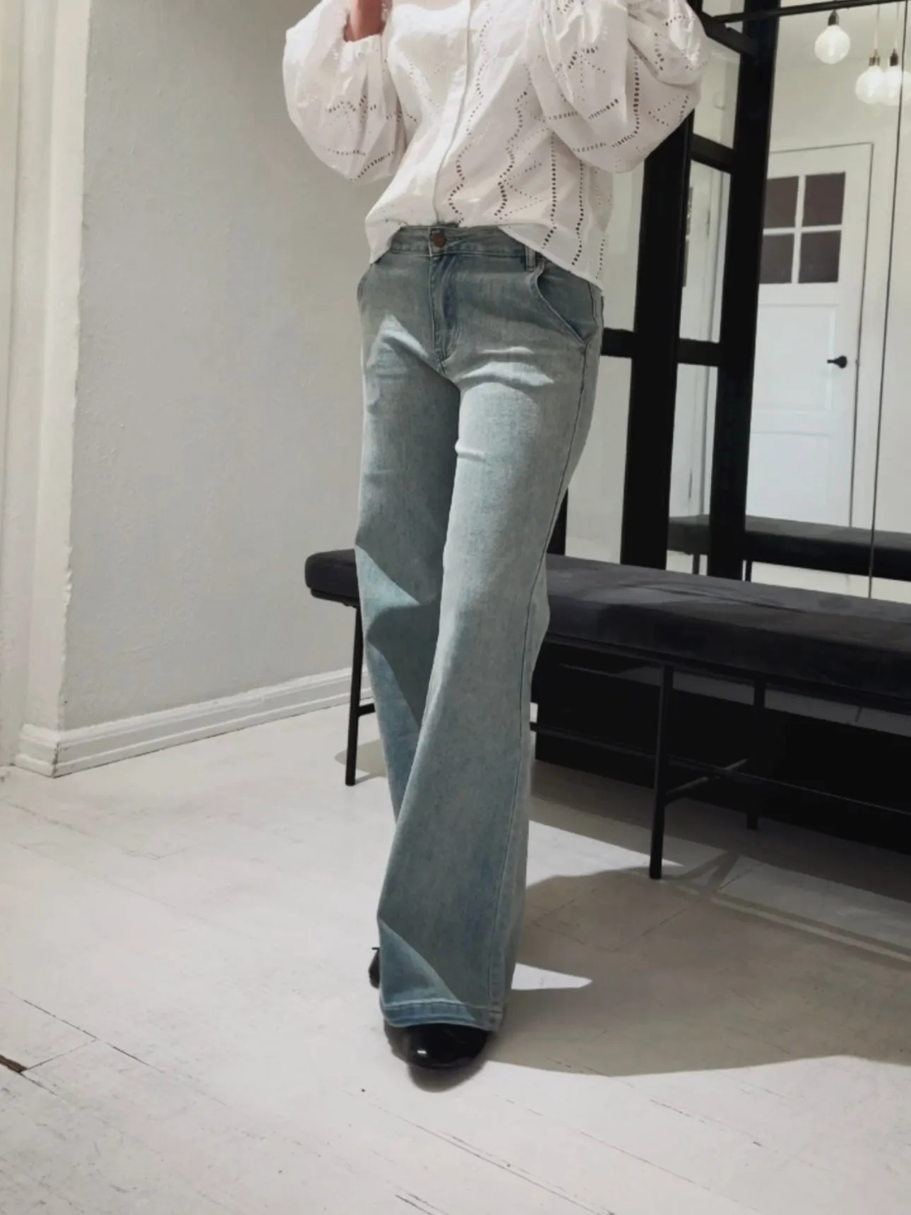 LOOSE STRAIGHT LEG JEANS WITH VINTAGE WASH - LIGHT BLUE