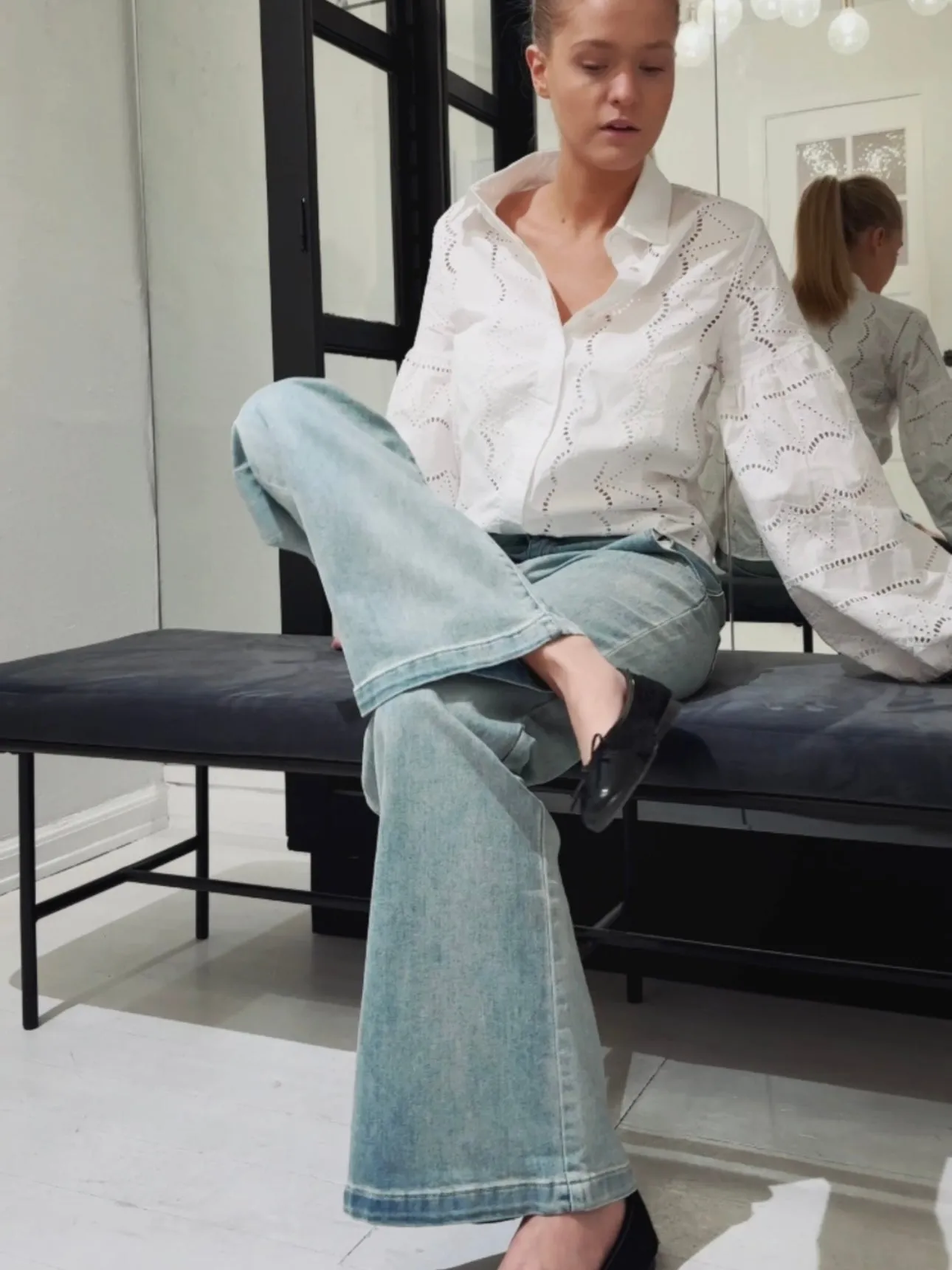 LOOSE STRAIGHT LEG JEANS WITH VINTAGE WASH - LIGHT BLUE
