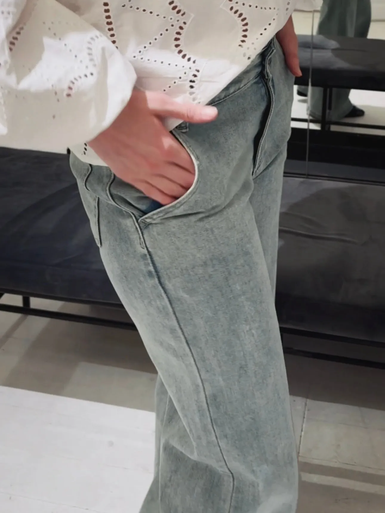 LOOSE STRAIGHT LEG JEANS WITH VINTAGE WASH - LIGHT BLUE
