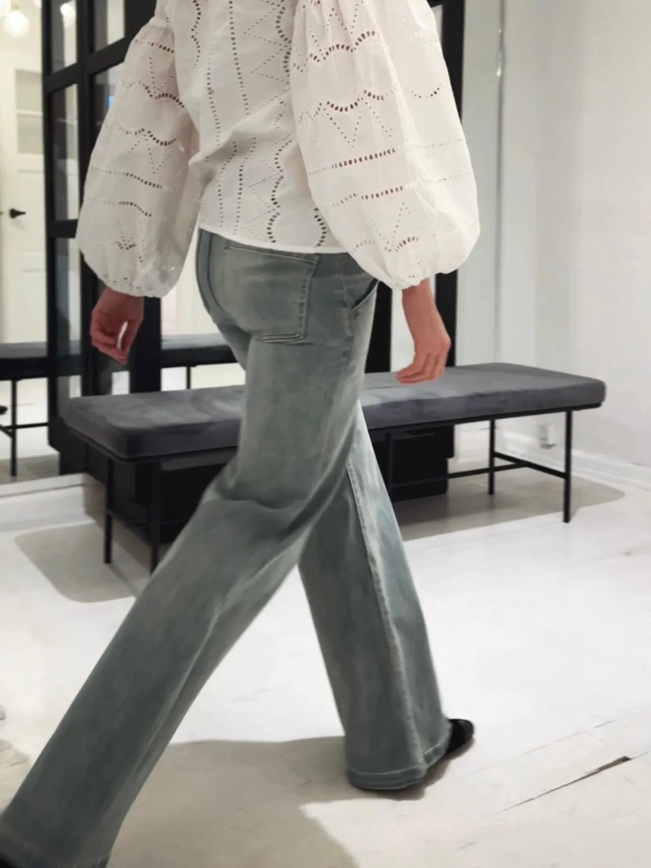 LOOSE STRAIGHT LEG JEANS WITH VINTAGE WASH - LIGHT BLUE