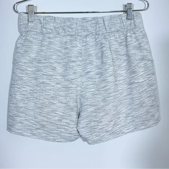 Lululemon On The Fly Short *2.5&quot; Wee Are From Space Ice Grey Alpine White 6