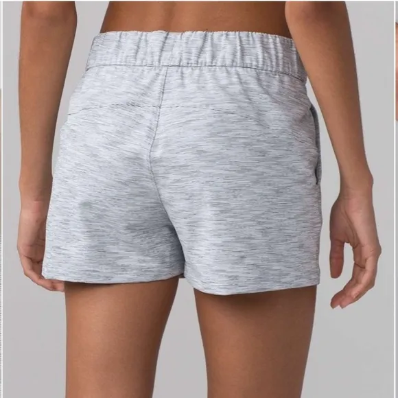 Lululemon On The Fly Short *2.5&quot; Wee Are From Space Ice Grey Alpine White 6