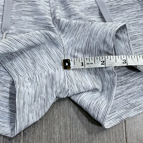 Lululemon On The Fly Short *2.5&quot; Wee Are From Space Ice Grey Alpine White 6