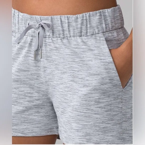 Lululemon On The Fly Short *2.5&quot; Wee Are From Space Ice Grey Alpine White 6