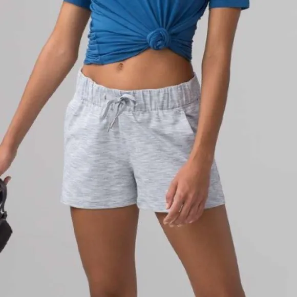 Lululemon On The Fly Short *2.5&quot; Wee Are From Space Ice Grey Alpine White 6