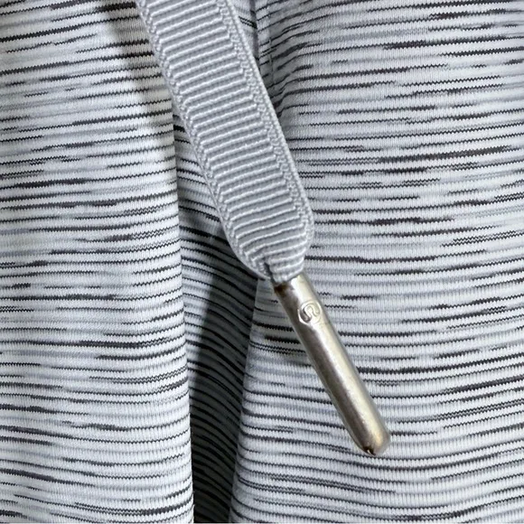 Lululemon On The Fly Short *2.5&quot; Wee Are From Space Ice Grey Alpine White 6