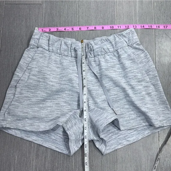 Lululemon On The Fly Short *2.5&quot; Wee Are From Space Ice Grey Alpine White 6