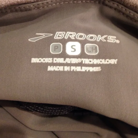 New Ragnar Race Brooks contrast dolphin split hem wide waistband athletic shorts