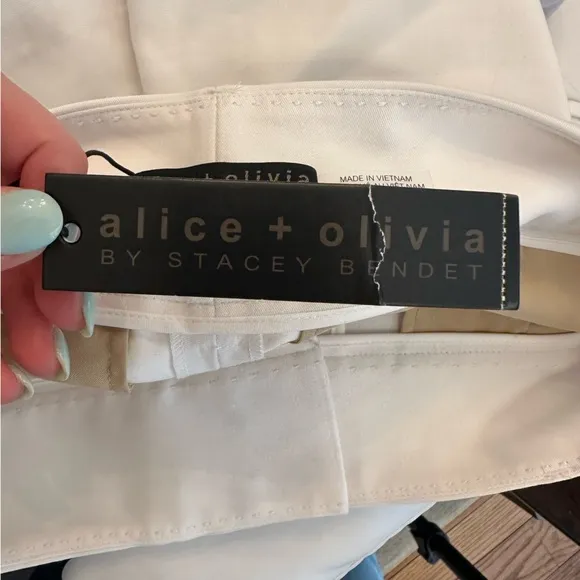 NWT $198 Alice   Olivia Cady white shorts- Size 4