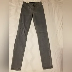 NWT J. Brand Jeans Neutral Size 26