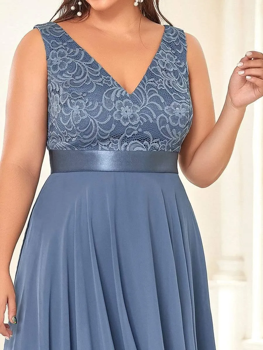 Robe de demoiselle d'honneur en dentelle et en mousseline de soie à col en V de grande taille