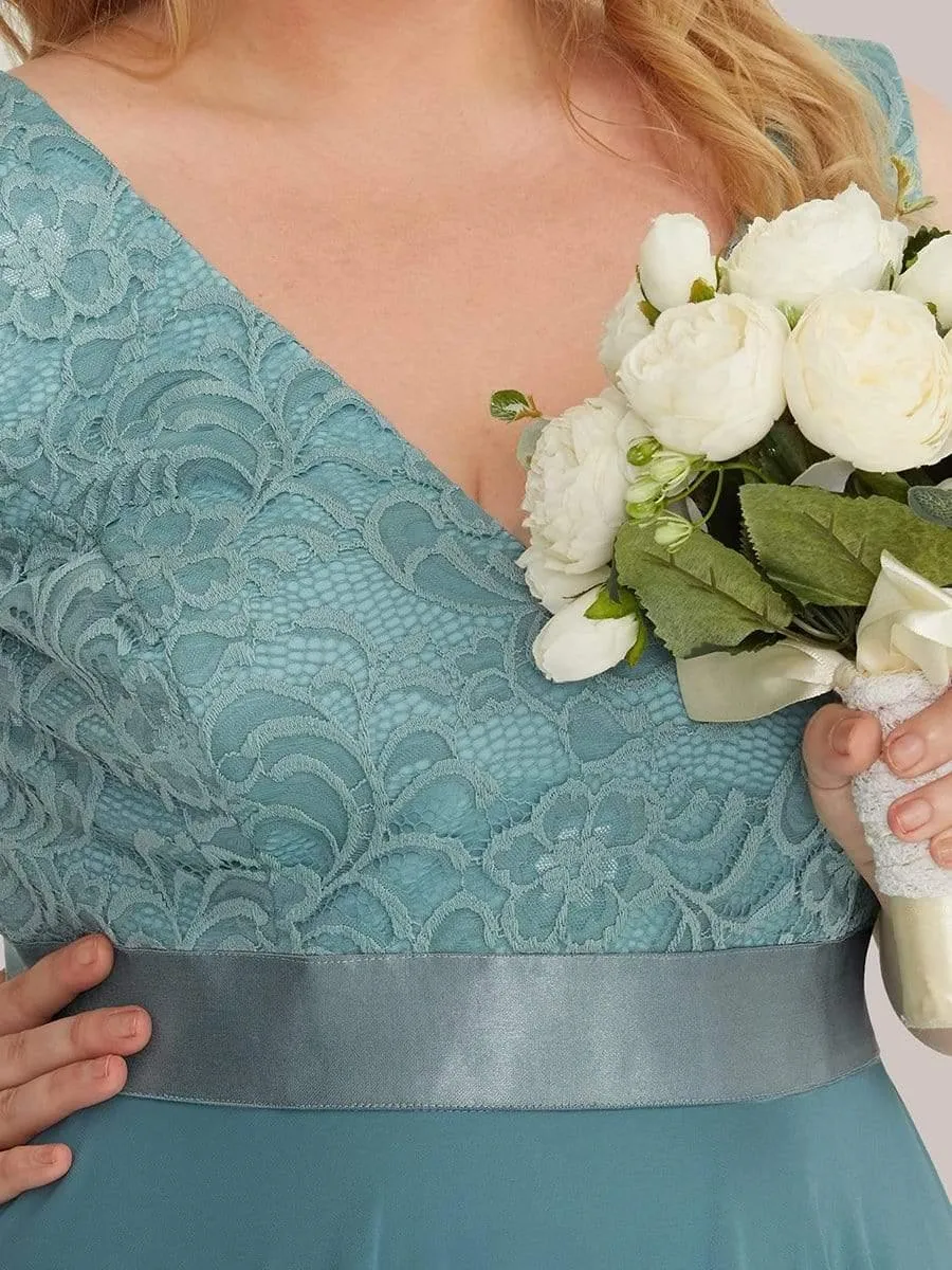 Robe de demoiselle d'honneur en dentelle et en mousseline de soie à col en V de grande taille