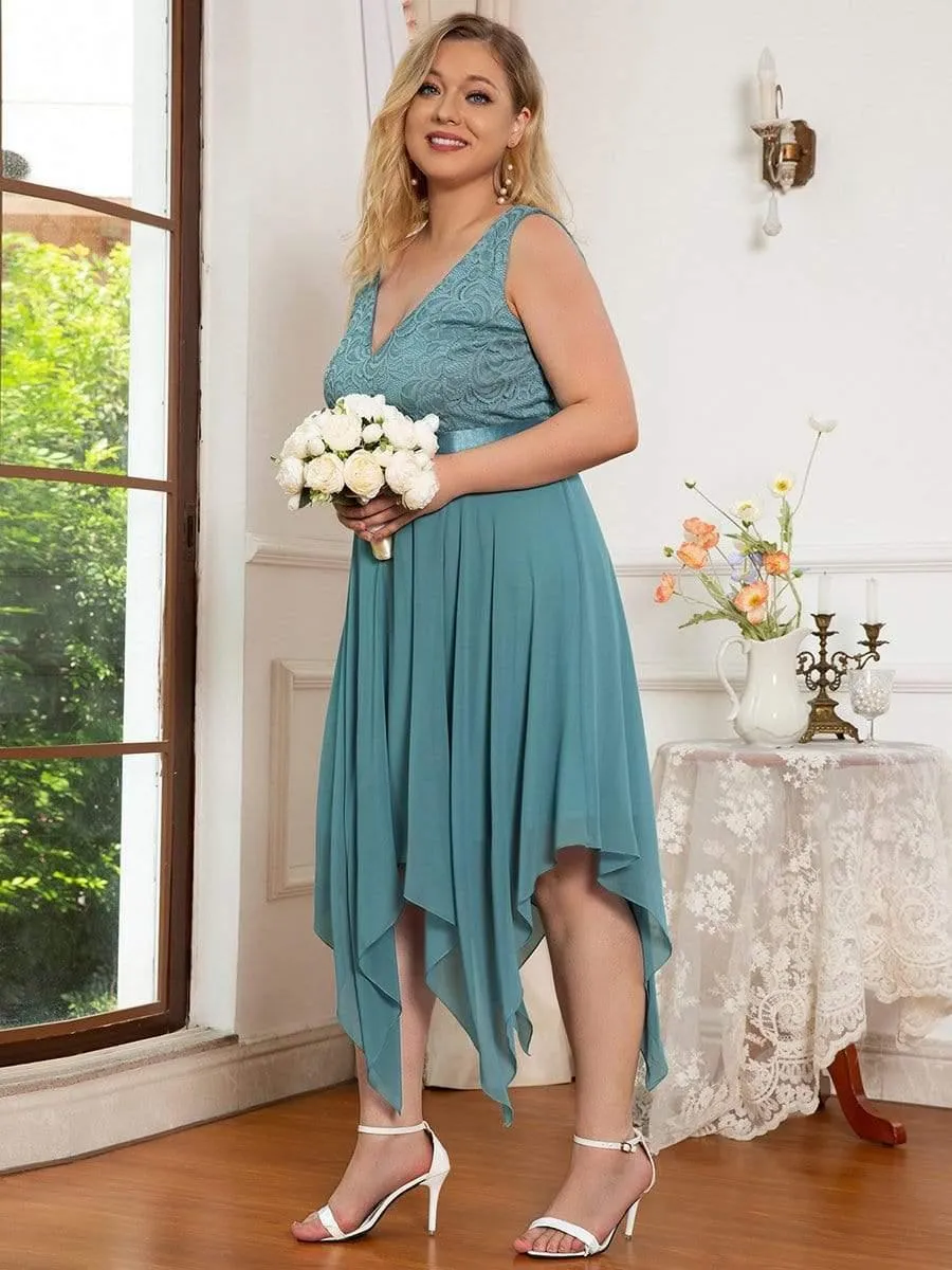 Robe de demoiselle d'honneur en dentelle et en mousseline de soie à col en V de grande taille