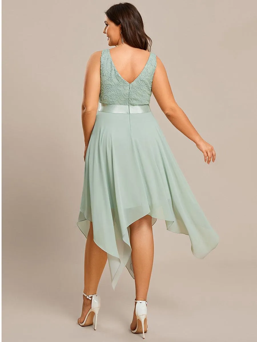 Robe de demoiselle d'honneur en dentelle et en mousseline de soie à col en V de grande taille