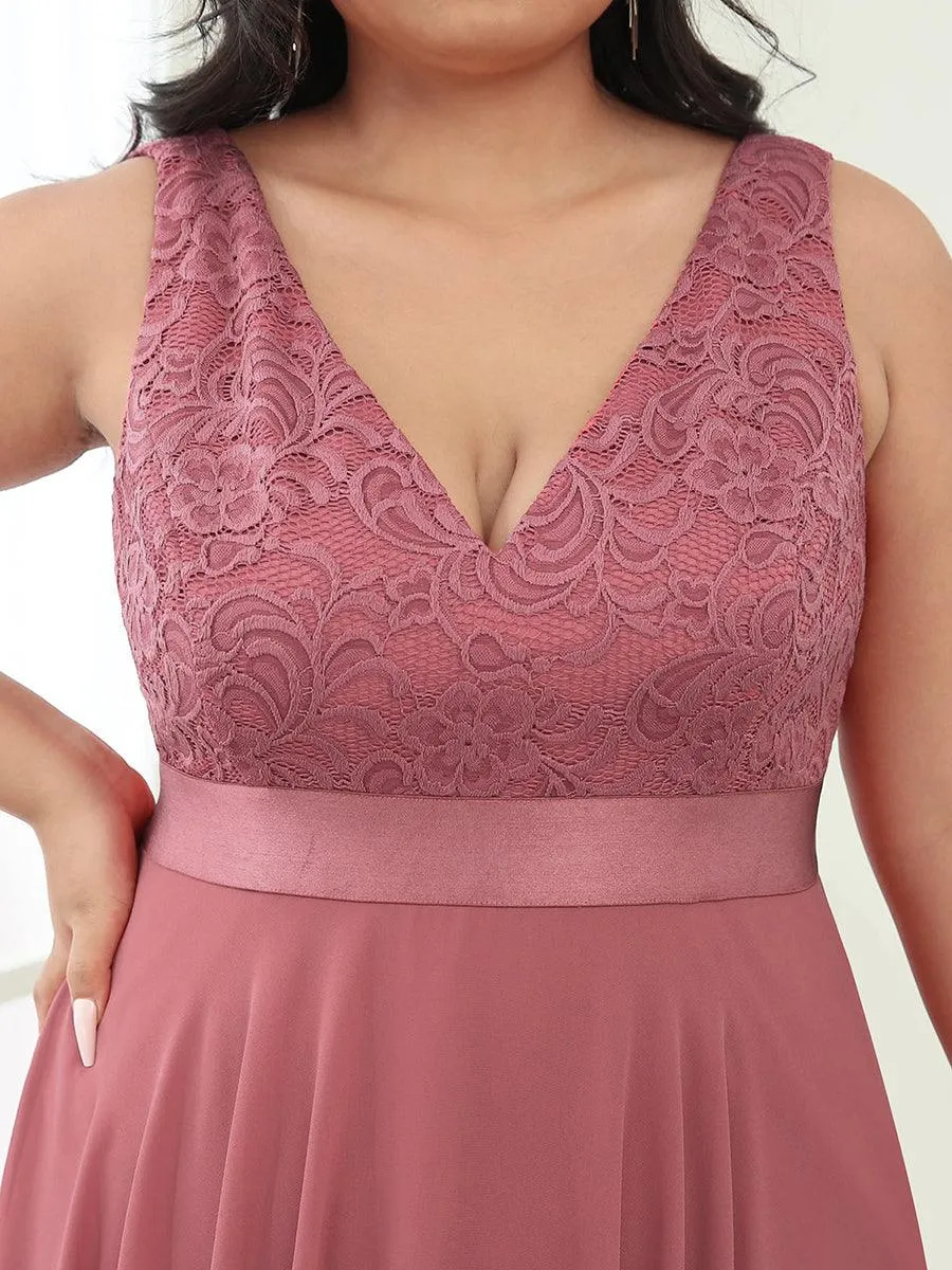 Robe de demoiselle d'honneur en dentelle et en mousseline de soie à col en V de grande taille